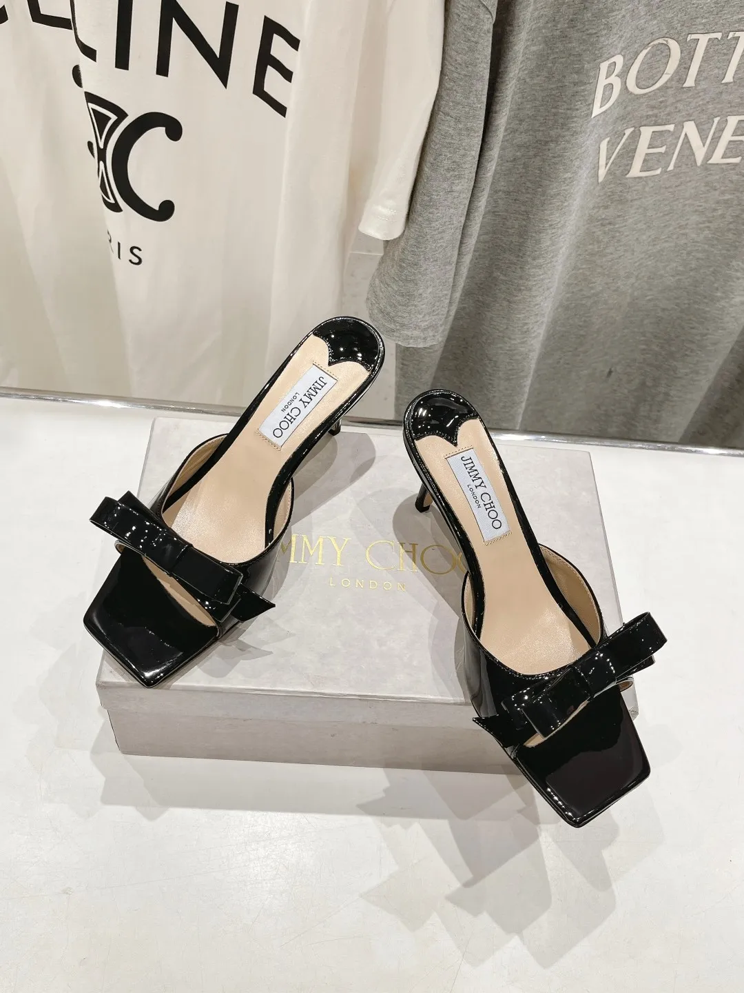 The high version leaves the factory 💰580 JIMMY CHOO*｜JC/Jimmy Zhou 2024ss summer new bow high-heeled slippers. Original last, perfect lines, simple and elegant, thick heels that show temperament on the feet, comfortable and versatile, and can also elongate the legs, make them taller, slimmer and longer. JC is best at girls who are sweet, and it adds seductive sexiness 😍 ✔Fabric: imported cow patent leather ✔Lining: imported crystal sheepskin ✔Sole: Italian genuine leather outsole ✔Heel height: 6.5cm ✔Size: 35-39 (custom-made 40 to 41 non-refundable)